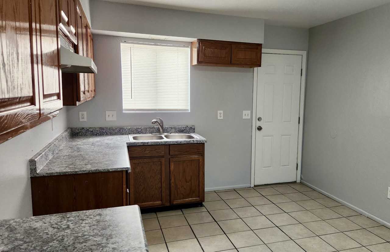 6703 N. 27th Avenue - Photo 2 of 10