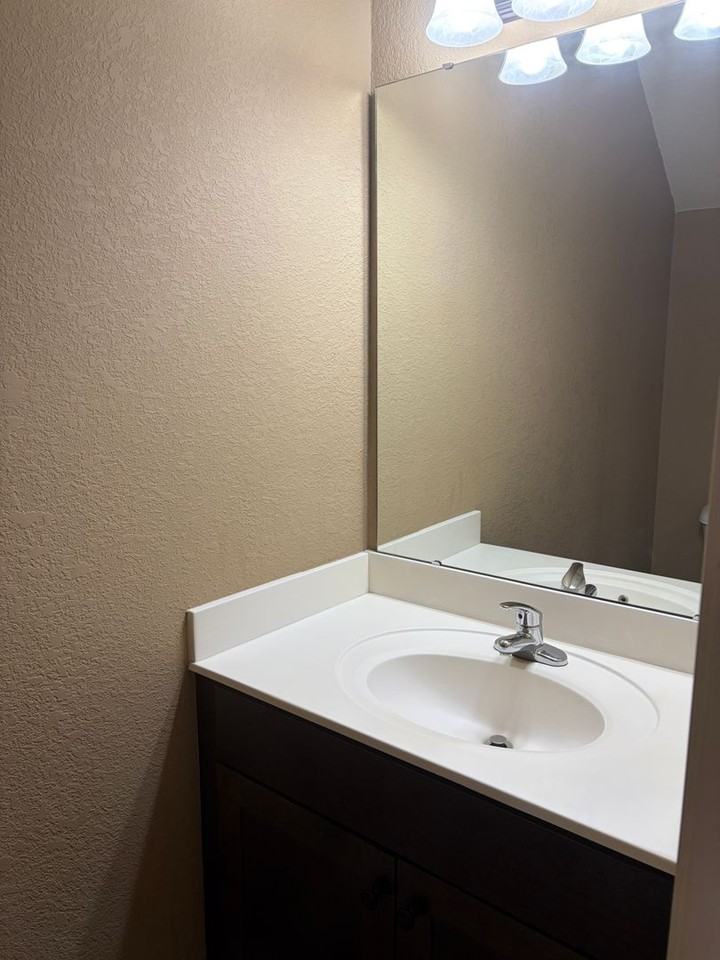 3929 Nw 94th St - Photo 5 of 17