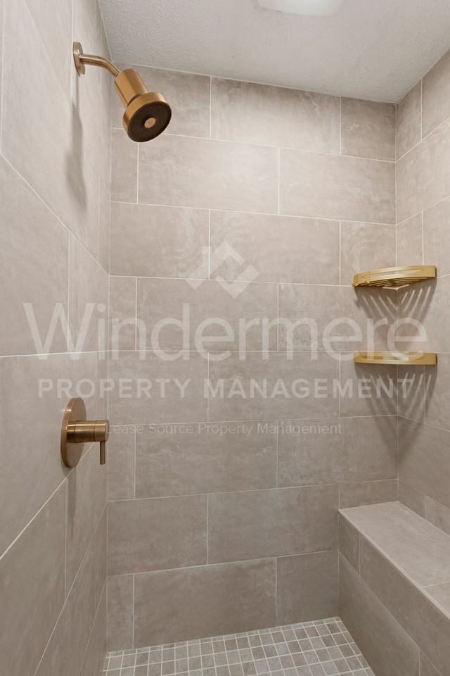 1335 S Ben Burr Blvd - Photo 4 of 44