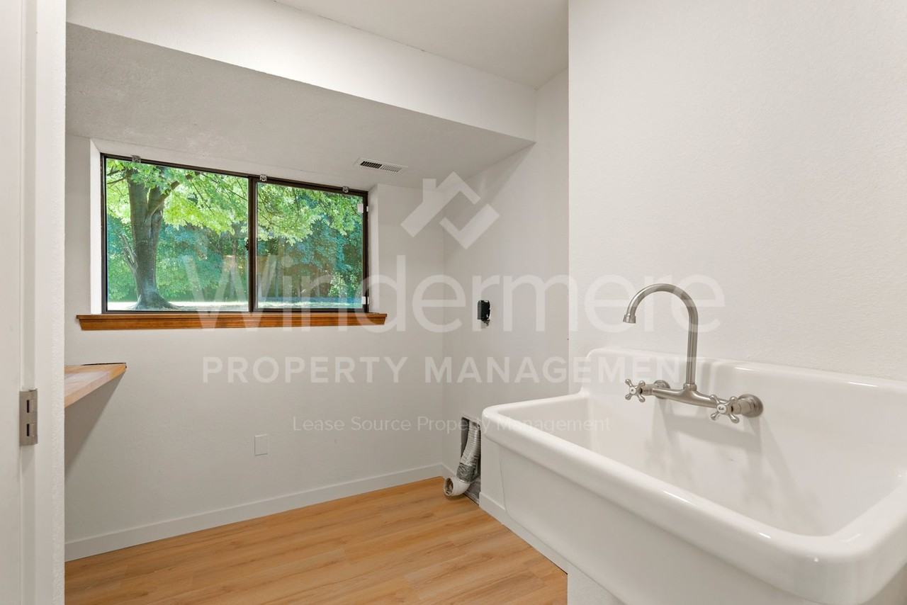 1335 S Ben Burr Blvd - Photo 7 of 44