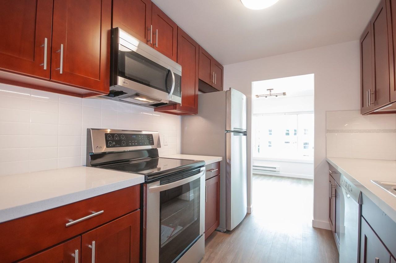 411 Harvard Ave East - Photo 5 of 27