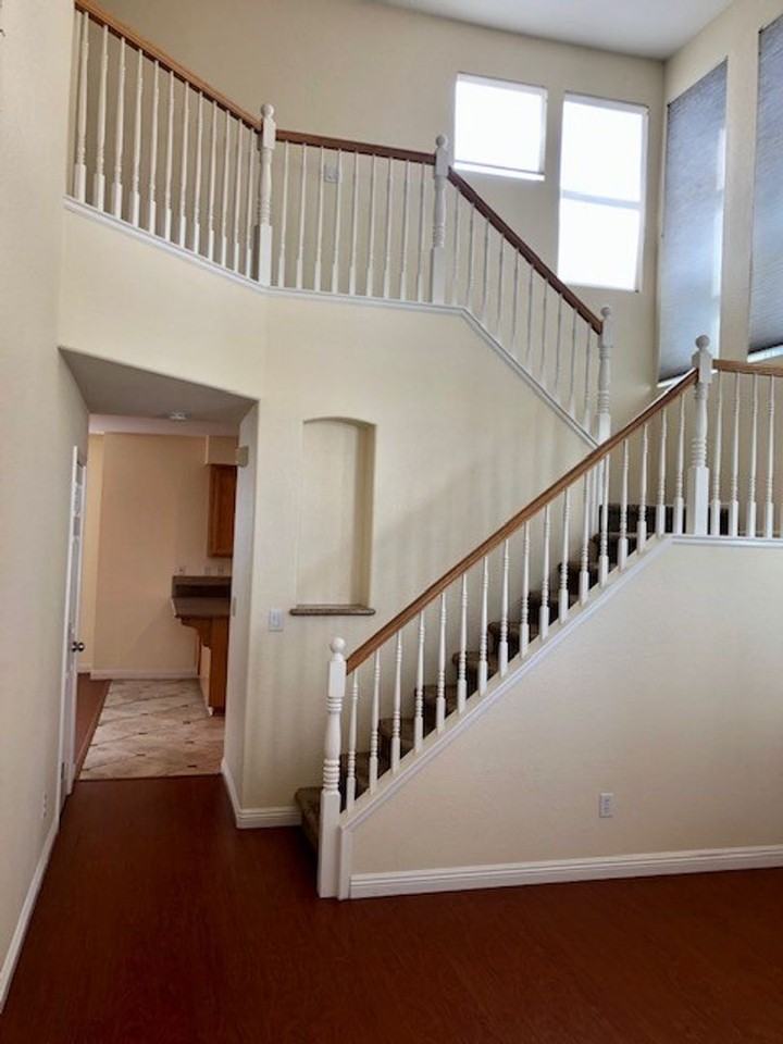 370 Coventry Cir - Photo 4 of 19