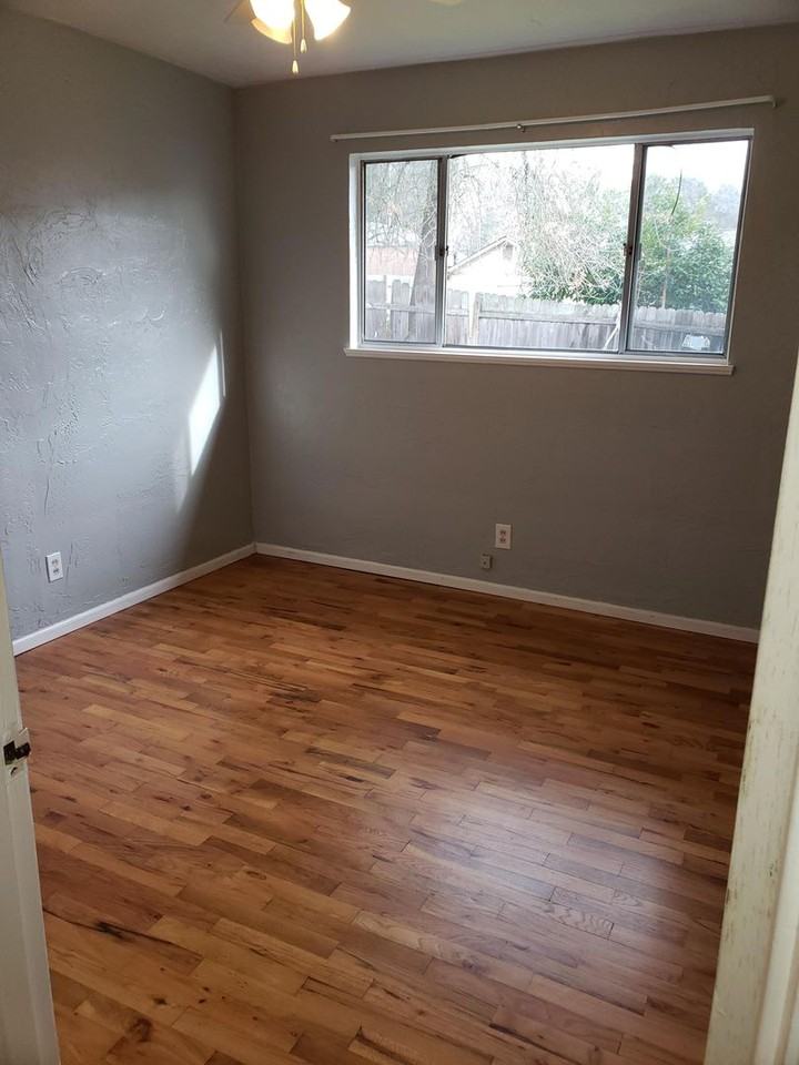 3083 Ne Vine St - Photo 4 of 13