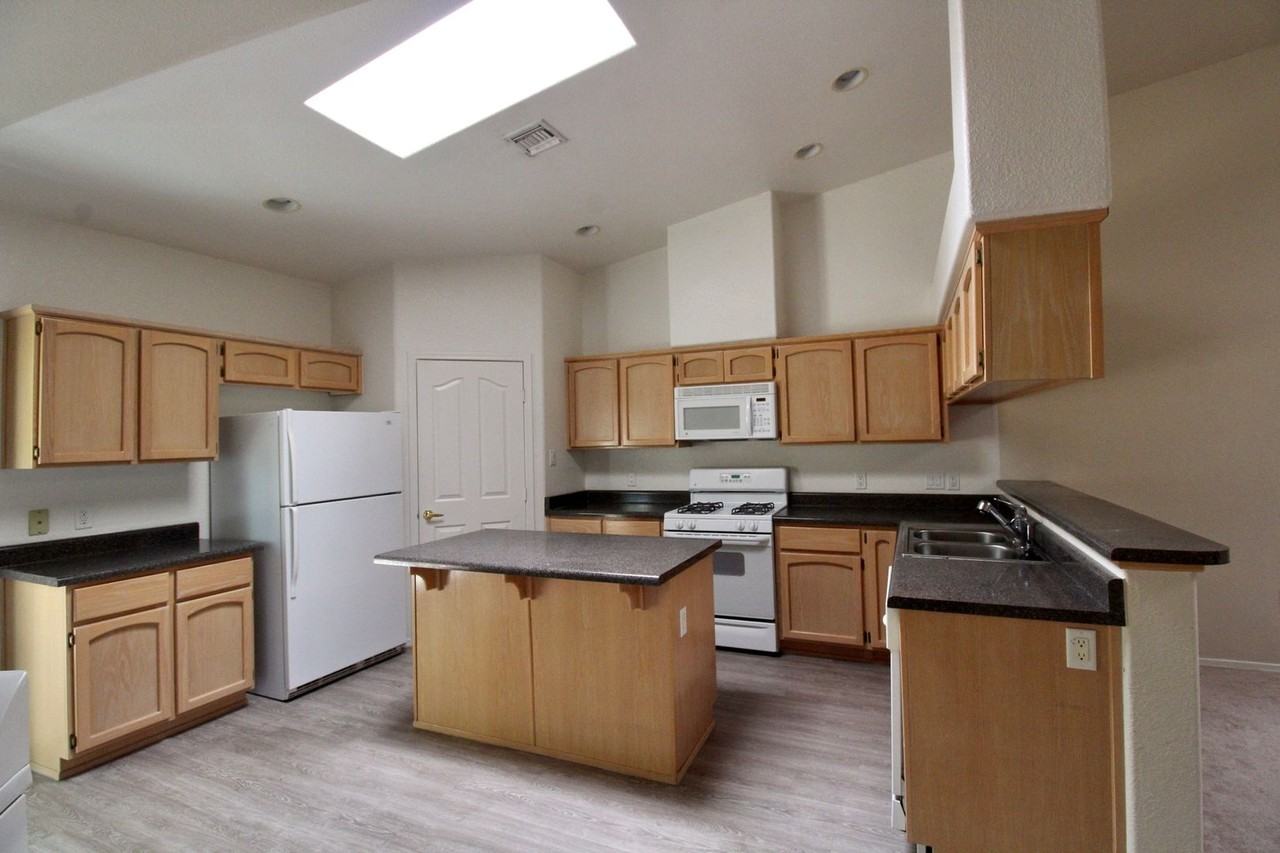 10683 E 34th Pl - Photo 3 of 15
