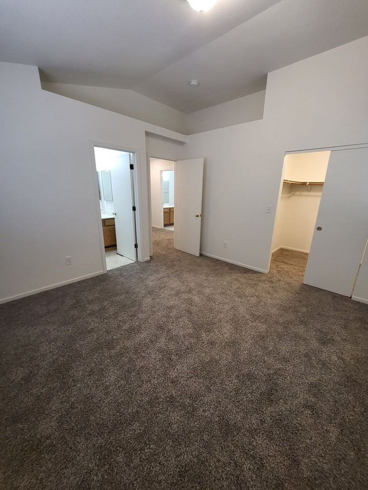 4999 Bayridge Ln - Photo 4 of 8