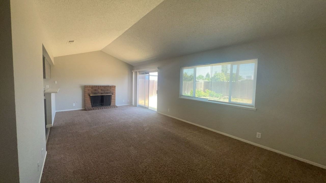 2710 Villa Dr - Photo 3 of 10