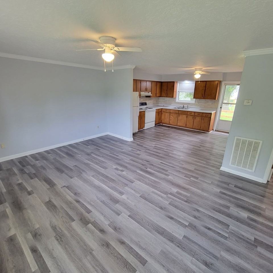 105 Knowles St - Photo 2 of 15