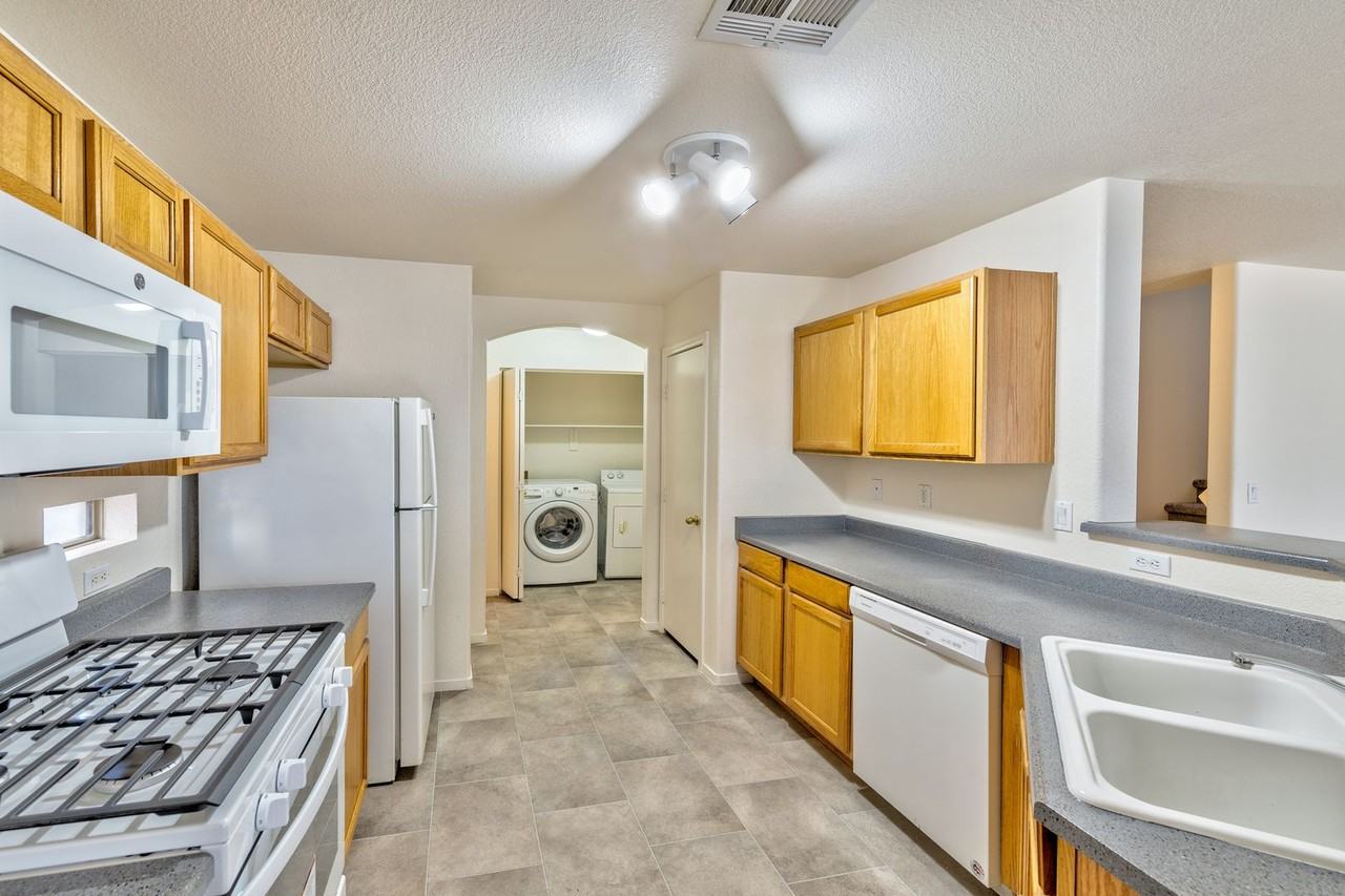 4816 Englewood Ave - Photo 4 of 15