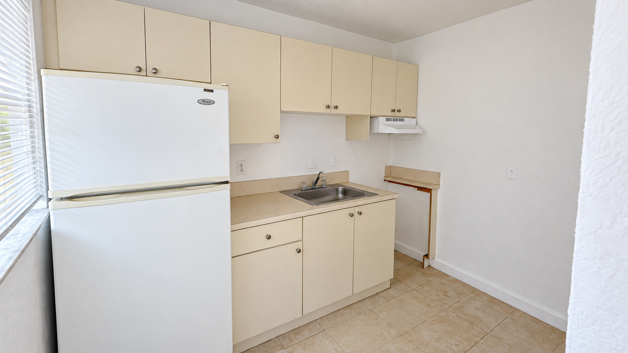 301 Nw 22nd St - Photo 4 of 8