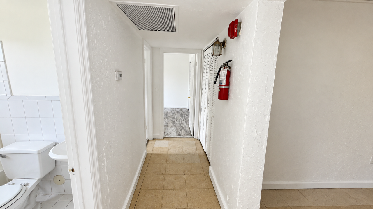 301 Nw 22nd St - Photo 5 of 8