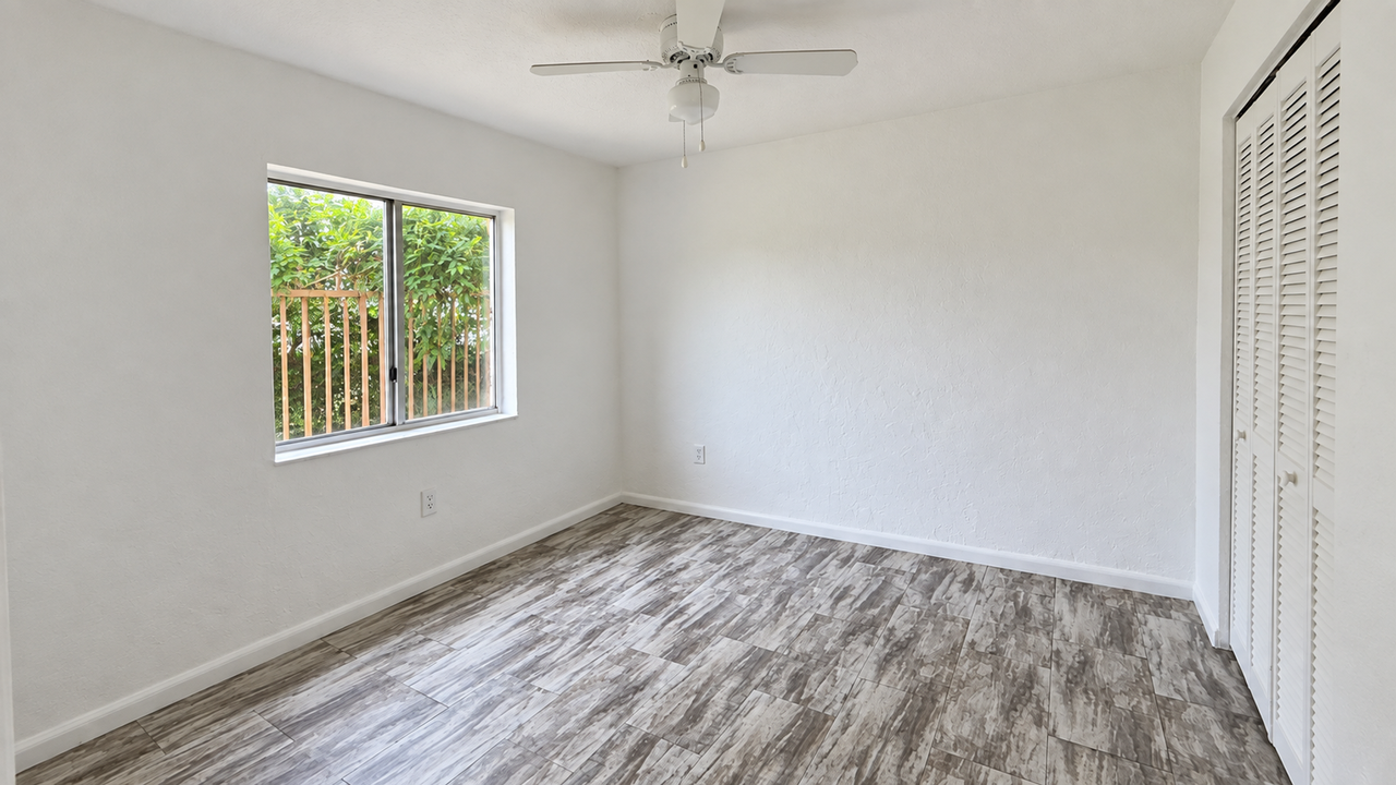 301 Nw 22nd St - Photo 7 of 8