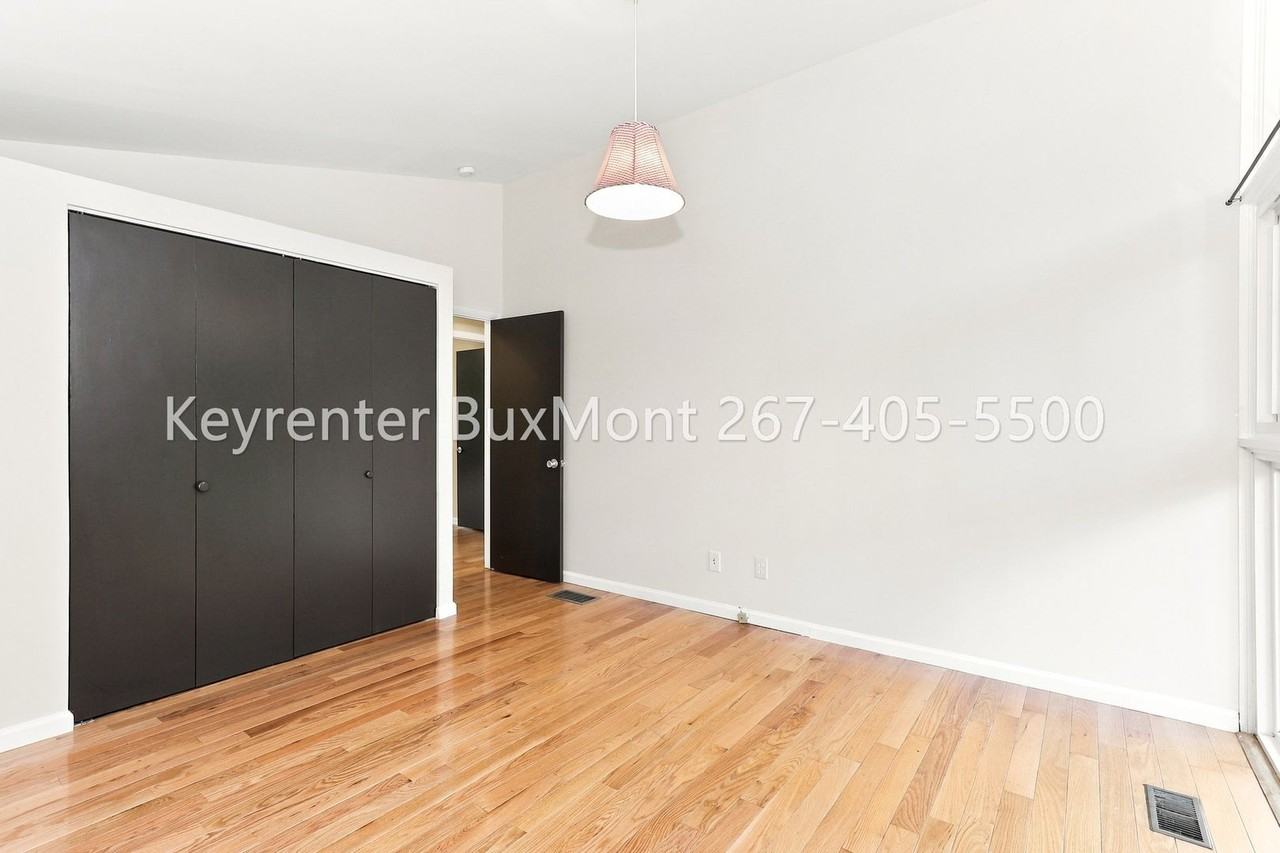 422 Wingate Rd - Photo 7 of 17
