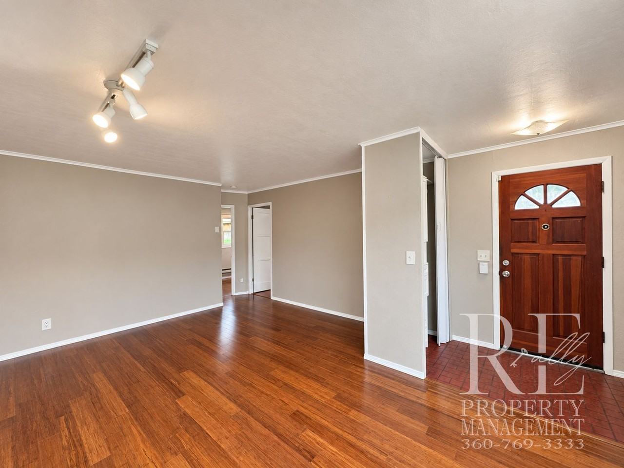 3015 Trenton Ave Ne - Photo 3 of 20