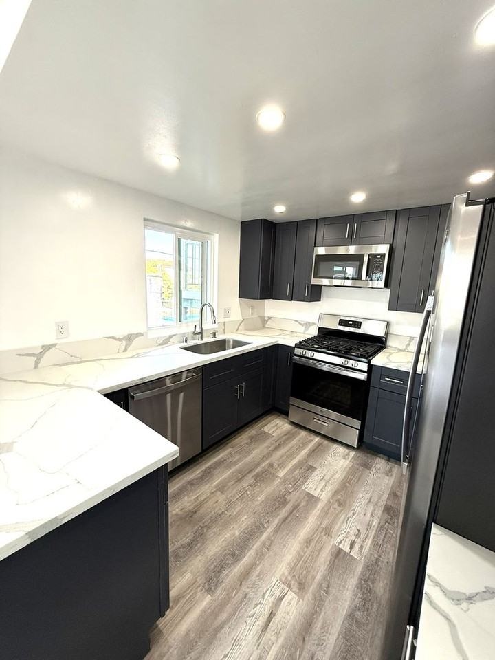 953 W 18th St - Photo 2 of 14
