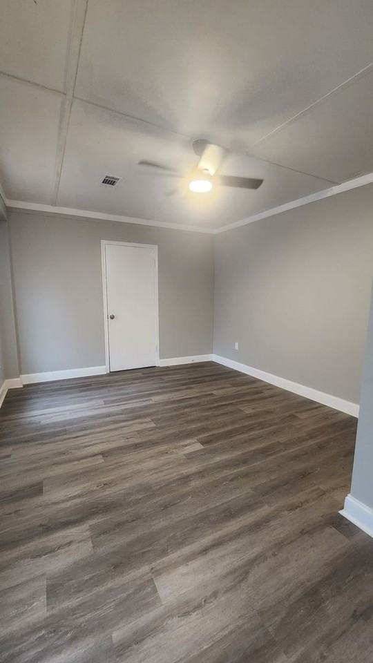1025 Gaddis Ave - Photo 3 of 19