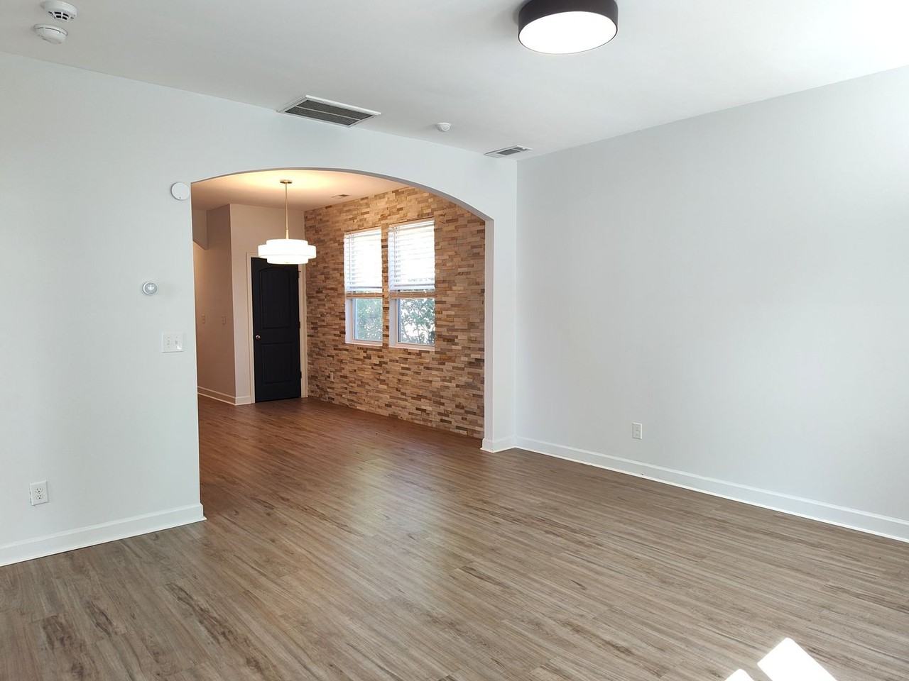 605 Lumber Ln - Photo 7 of 31