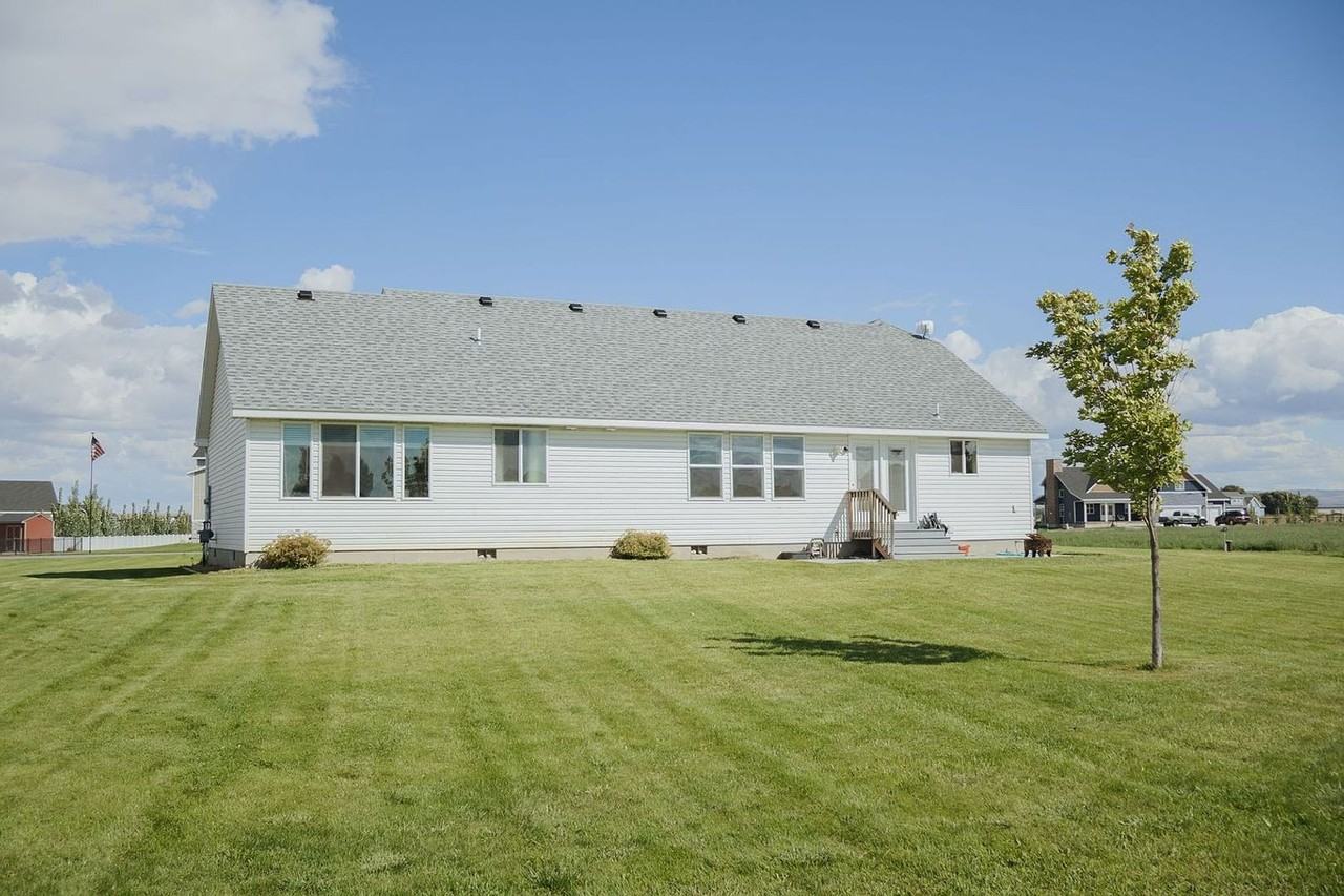 3951 Woodland Dr - Photo 3 of 18