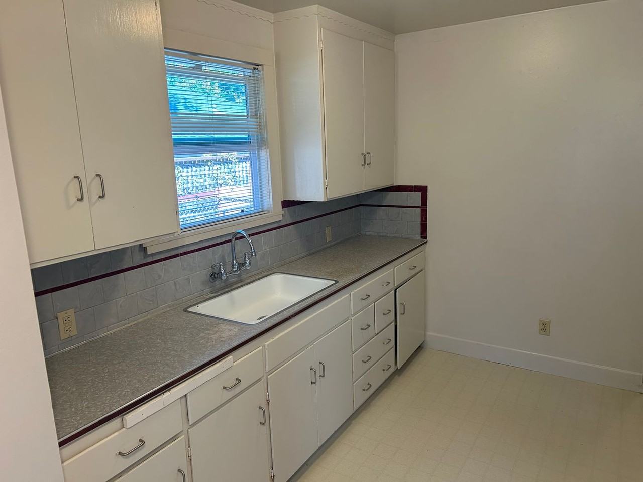 308 Springdale St - Photo 6 of 16