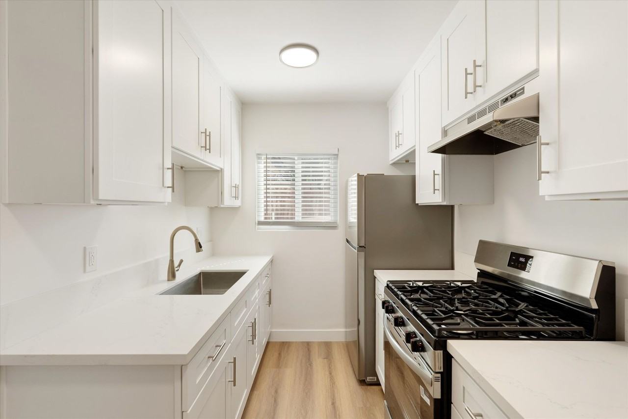 4555 W. 173rd St - Photo 4 of 23