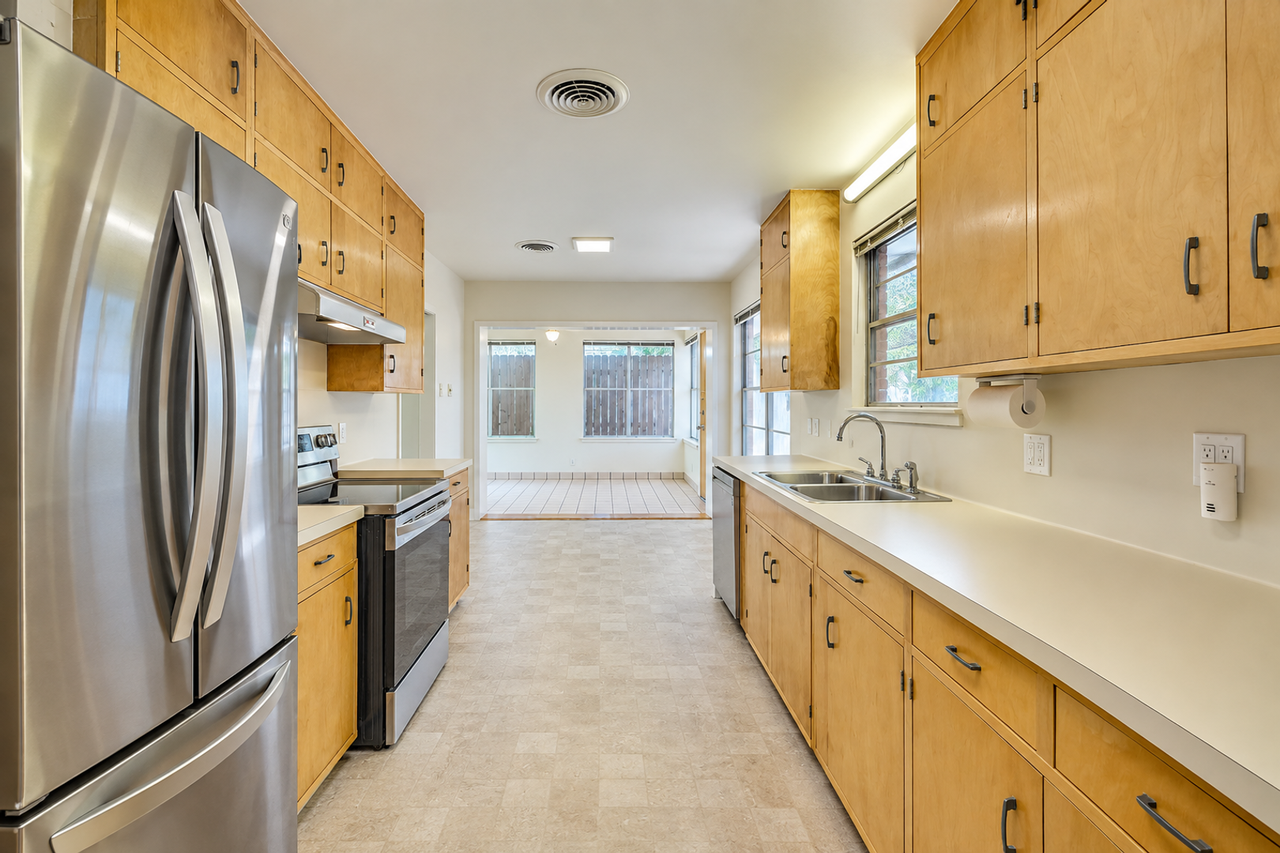 604 Bellevue Pl - Photo 3 of 16