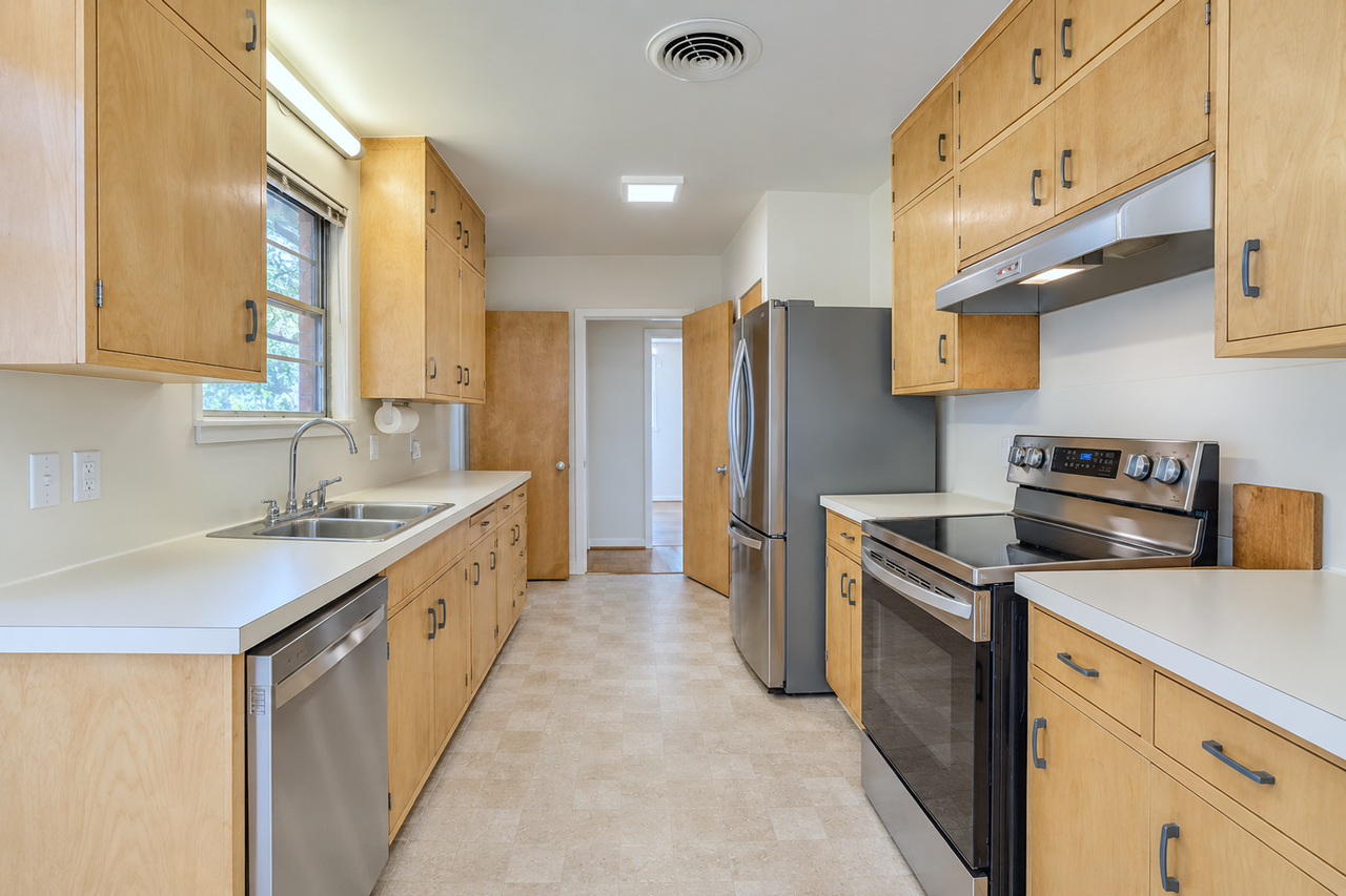 604 Bellevue Pl - Photo 4 of 16