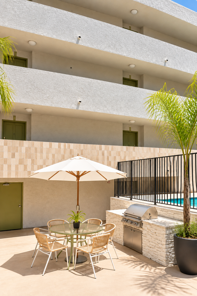 Contemporary Living in Sherman Oaks - Photo 6 of 9