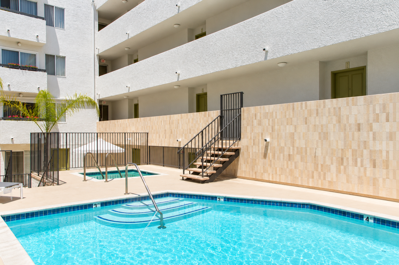 Contemporary Living in Sherman Oaks - Photo 5 of 9