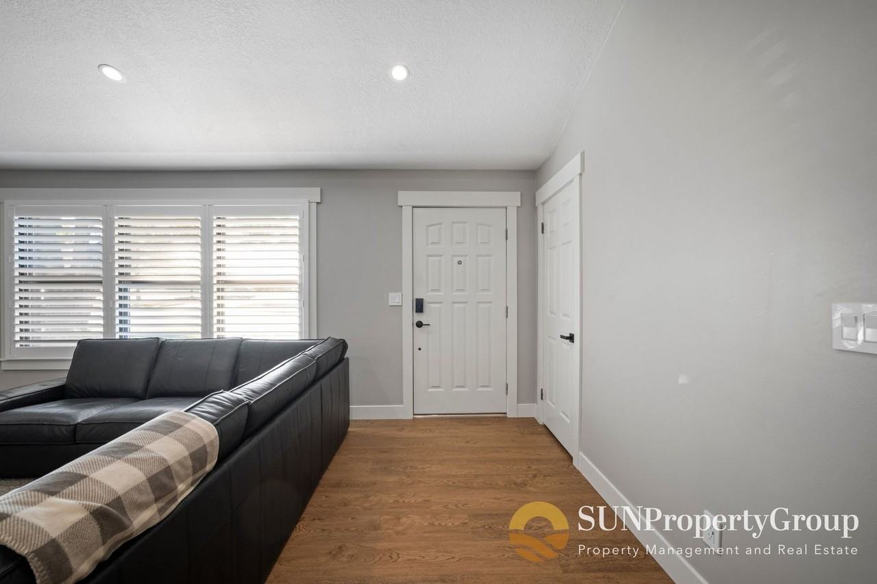 615 E Greenwood Ave - Photo 2 of 29
