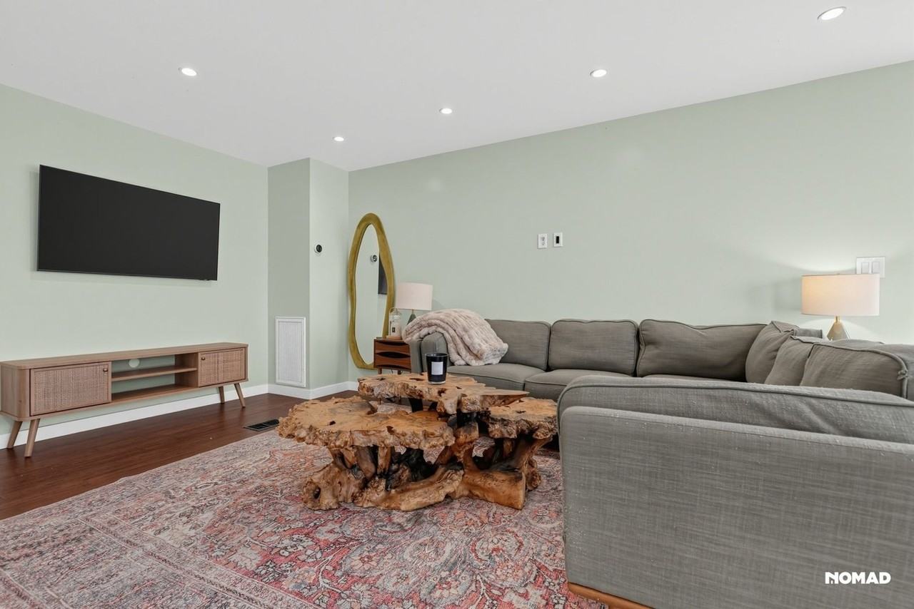 4875 Wicopee Ave - Photo 3 of 38
