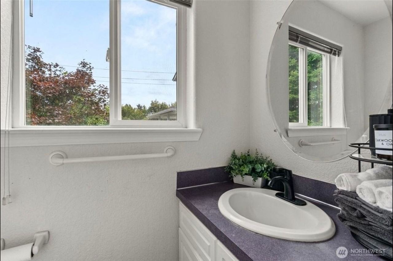 627 Bates St Sw - Photo 7 of 28