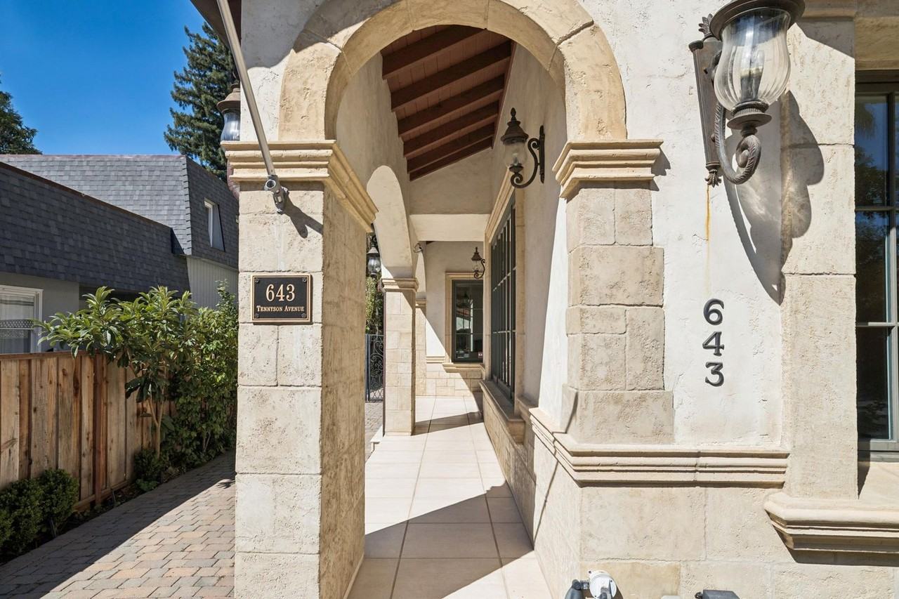 643 Tennyson Ave - Photo 4 of 48