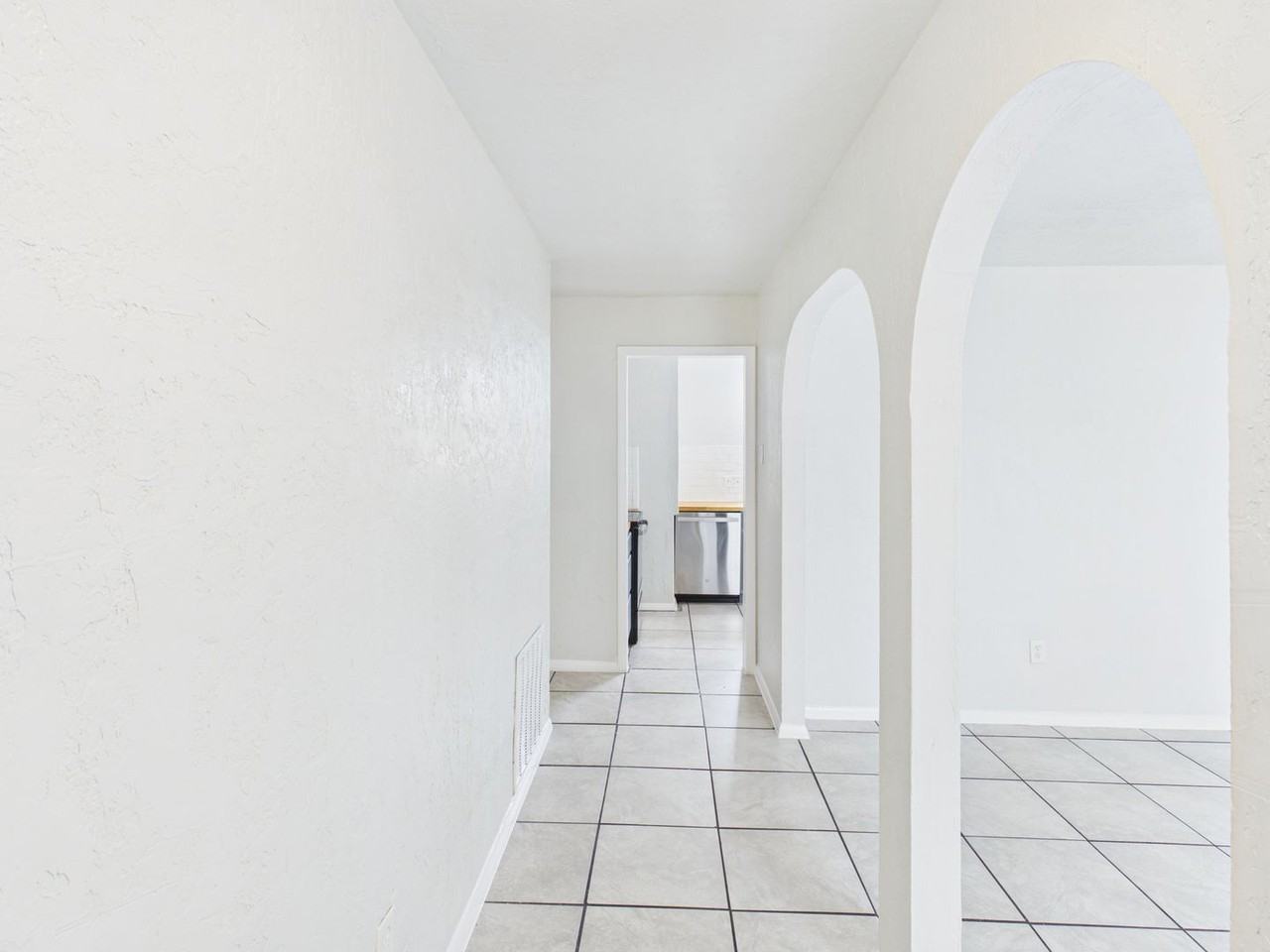 4604 Se Mieling Dr - Photo 4 of 28