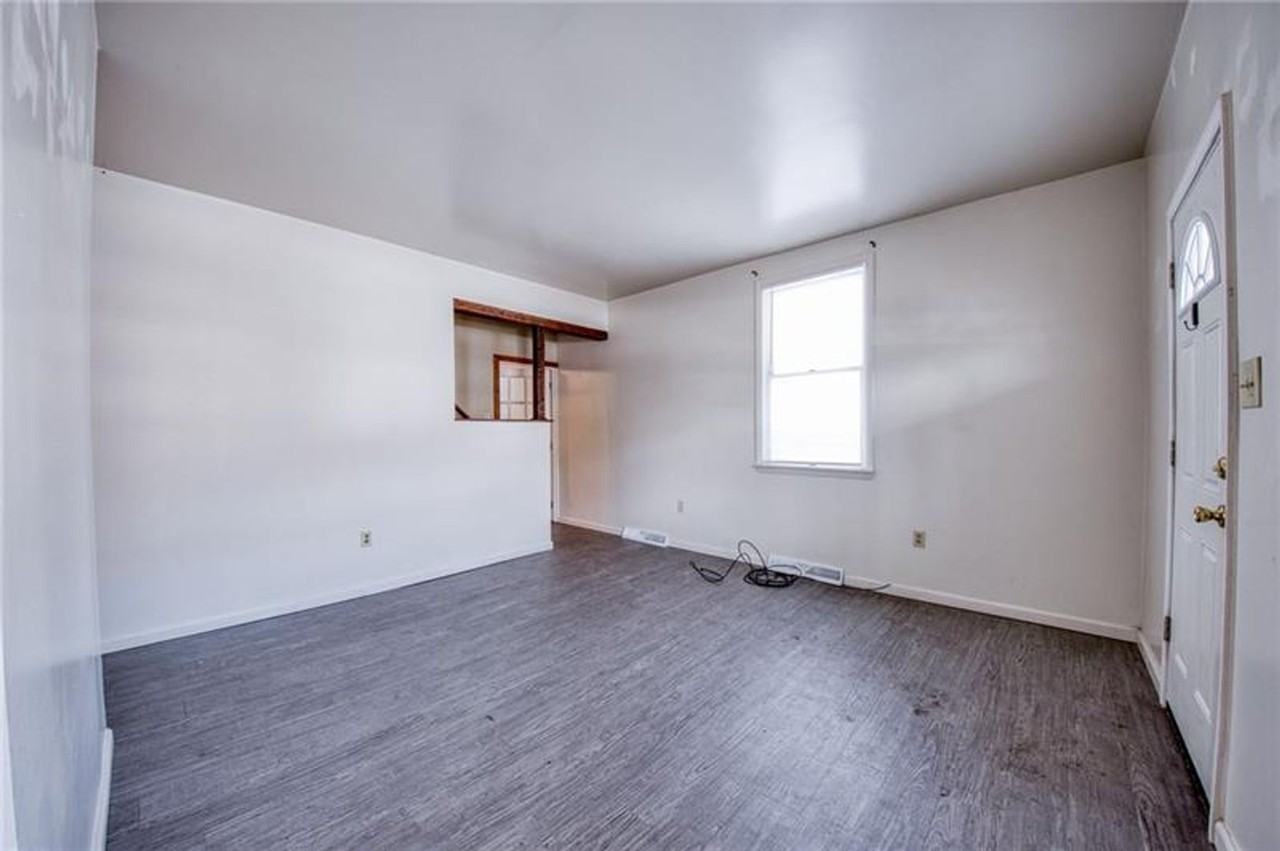 126 Railroad St - Photo 3 of 19