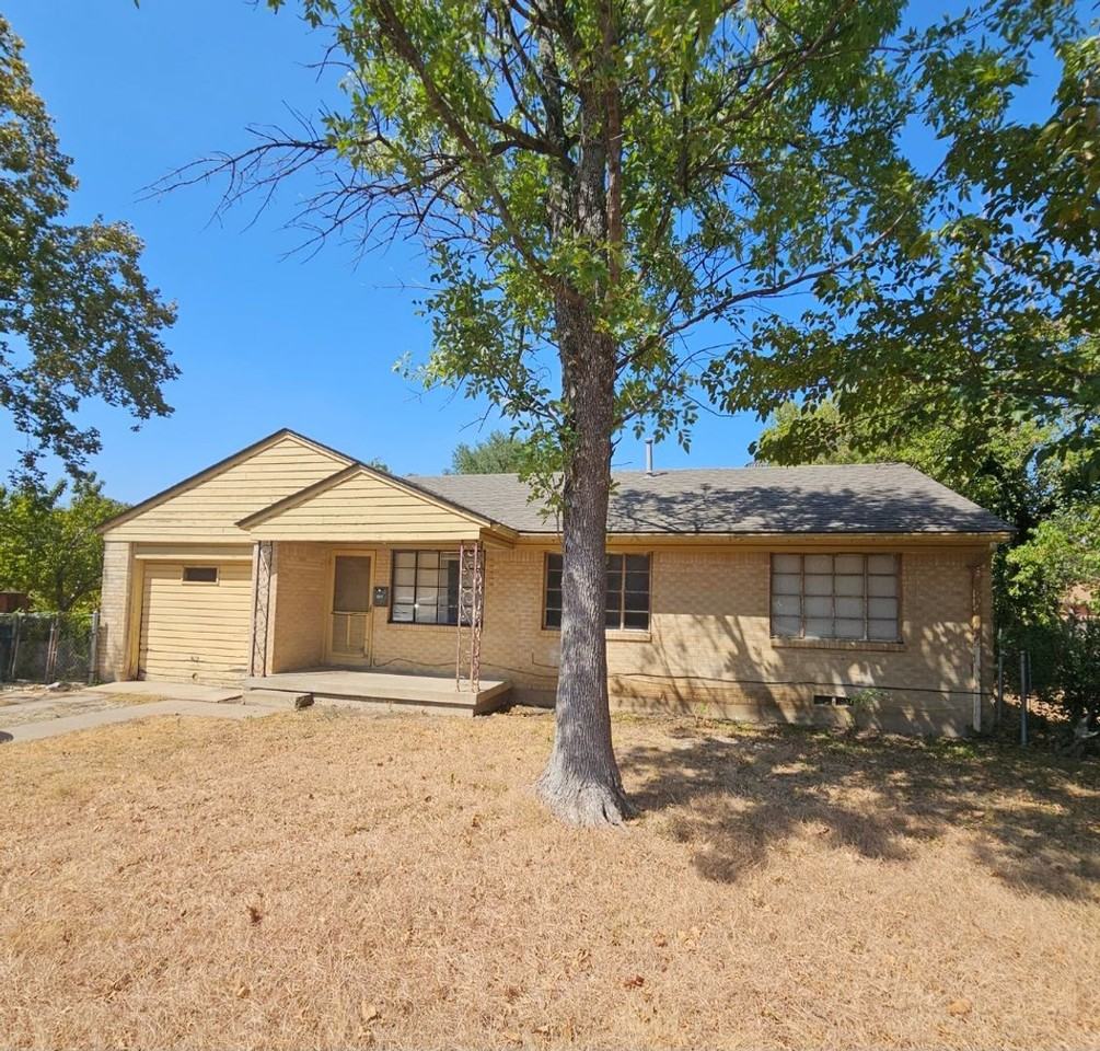 551 W Saner Ave - Photo 2 of 4
