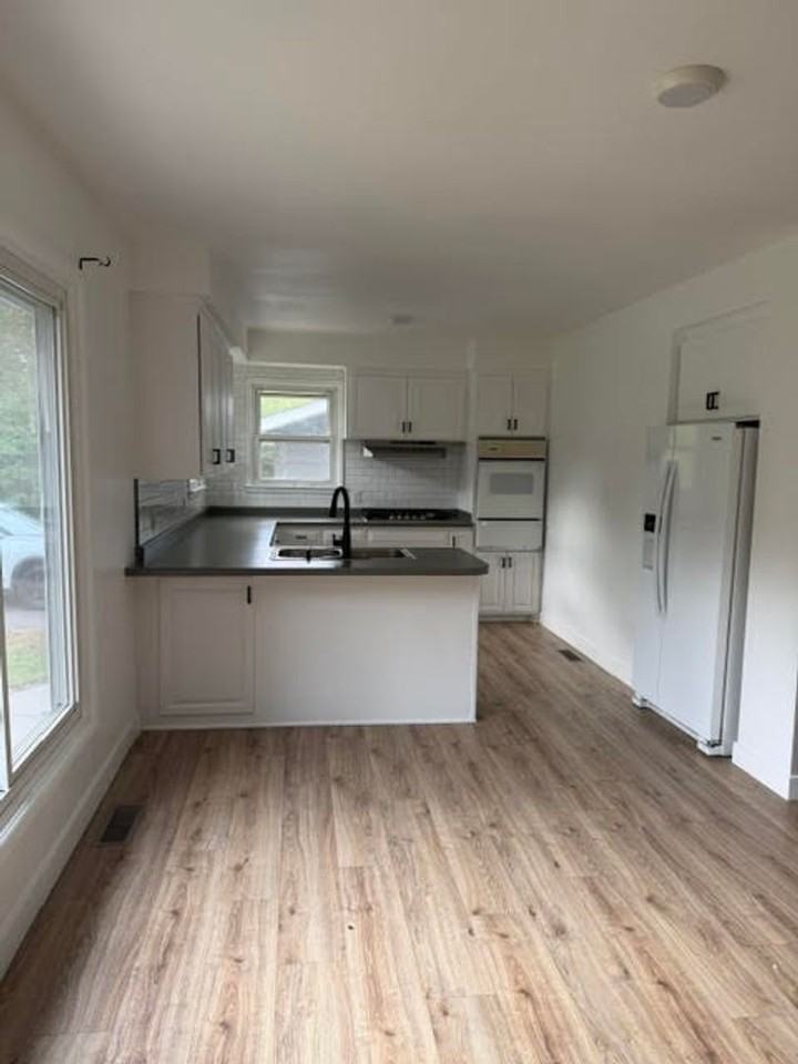 407 2 1/2 St N - Photo 2 of 12