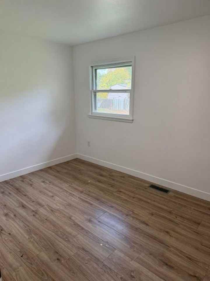 407 2 1/2 St N - Photo 5 of 12