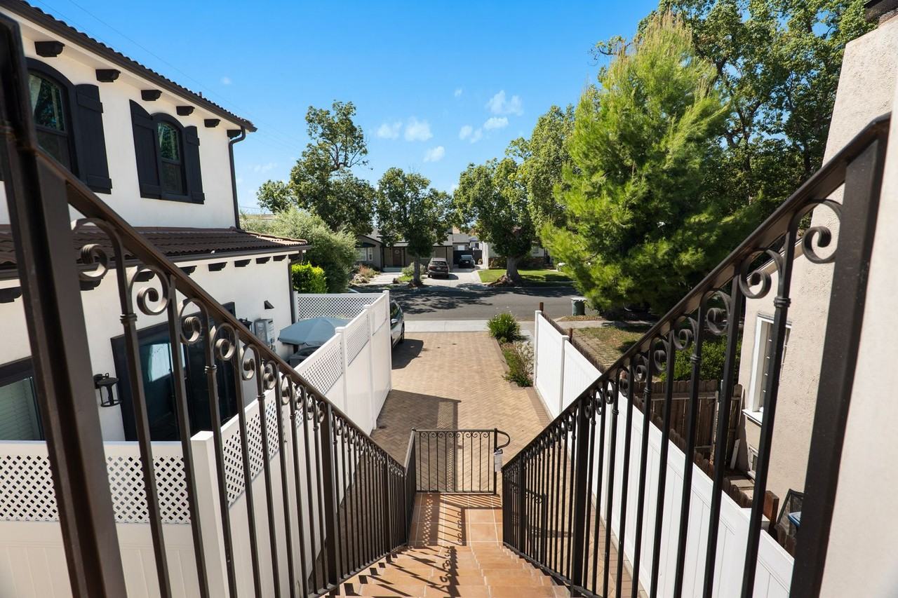 216 N Orchard Dr - Photo 3 of 14