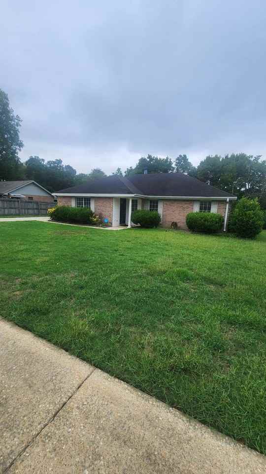 233 Primrose Dr - Photo 2 of 18