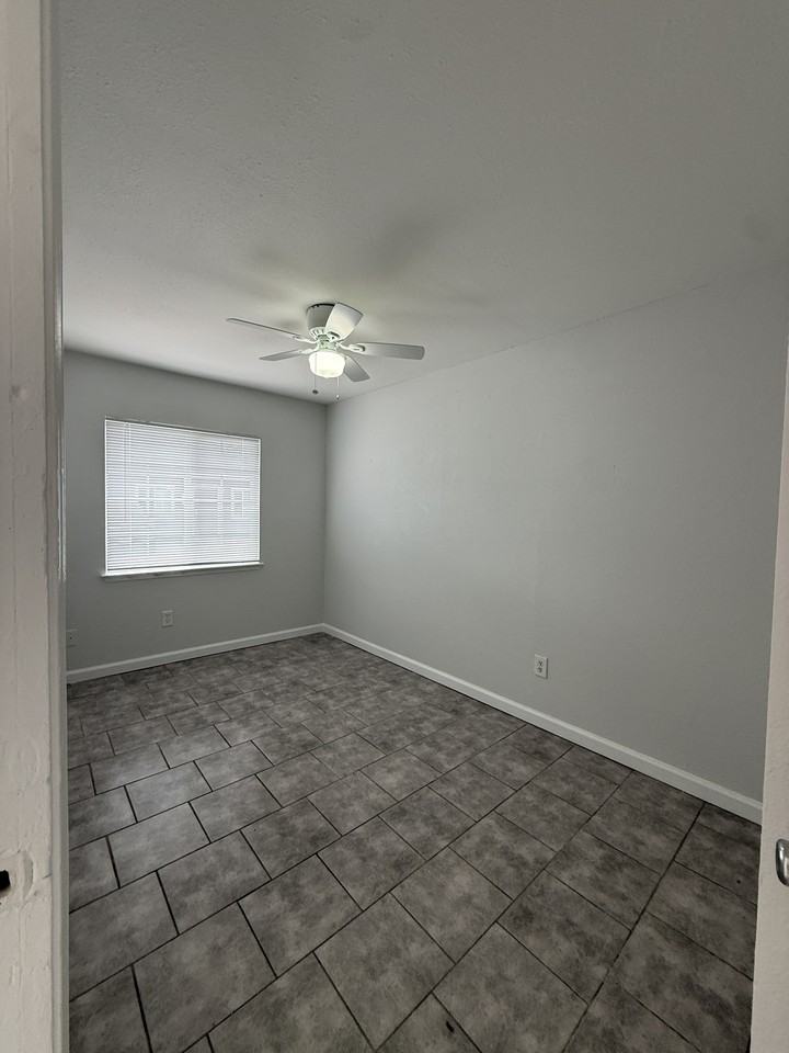 4724 Roosevelt Ave #12 - Photo 5 of 6