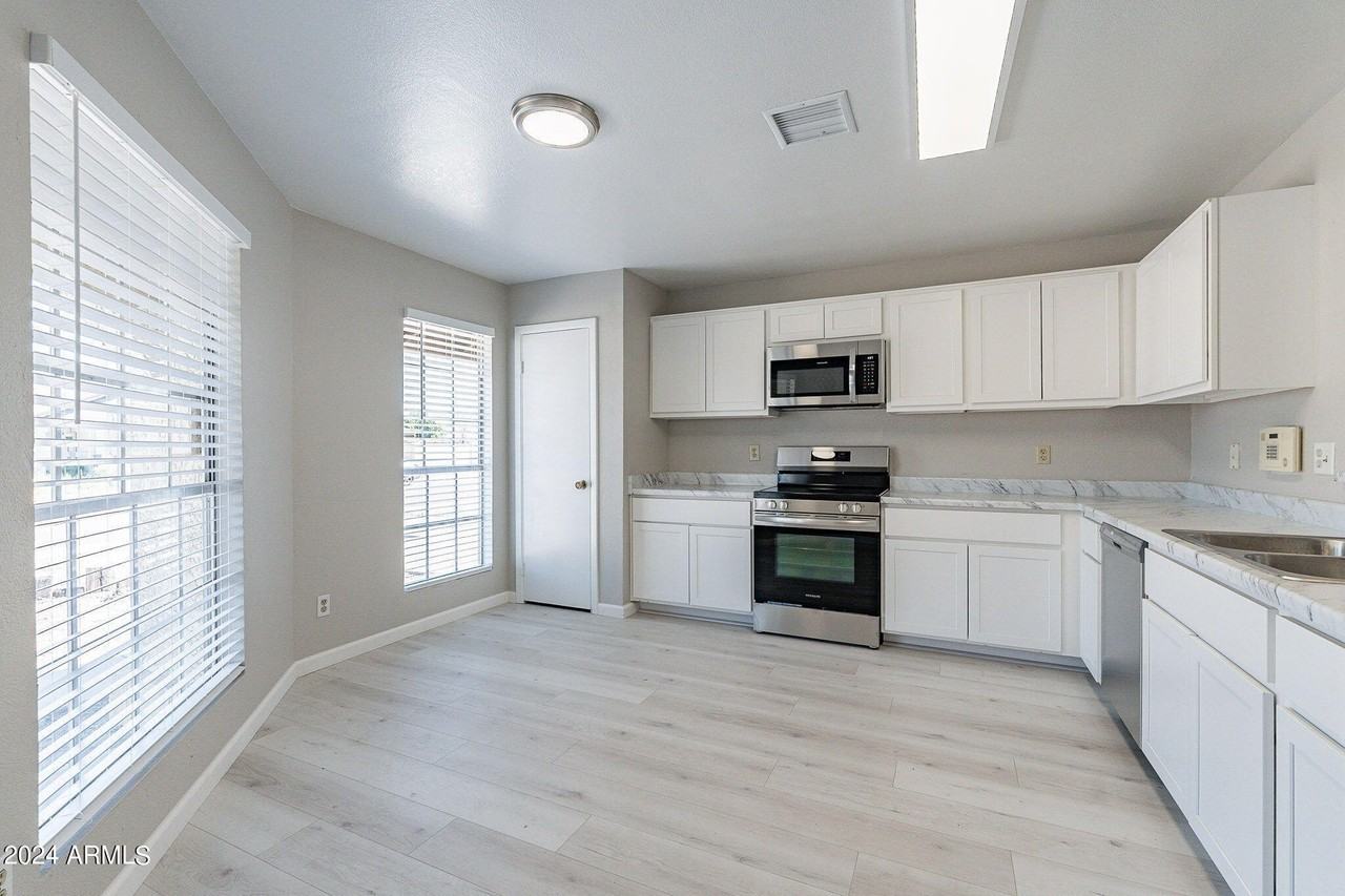 11926 N 78th Dr - Photo 4 of 36