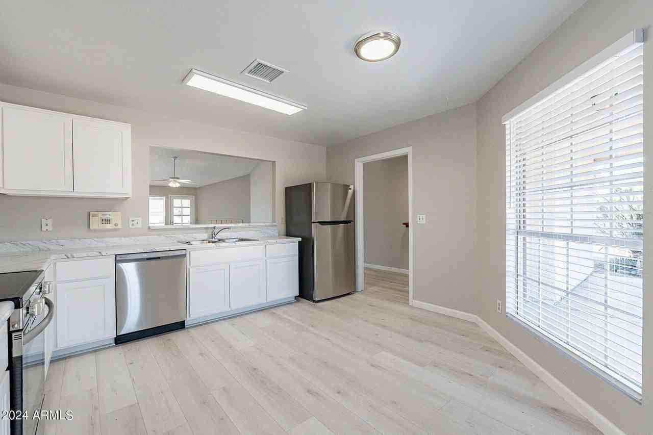 11926 N 78th Dr - Photo 5 of 36