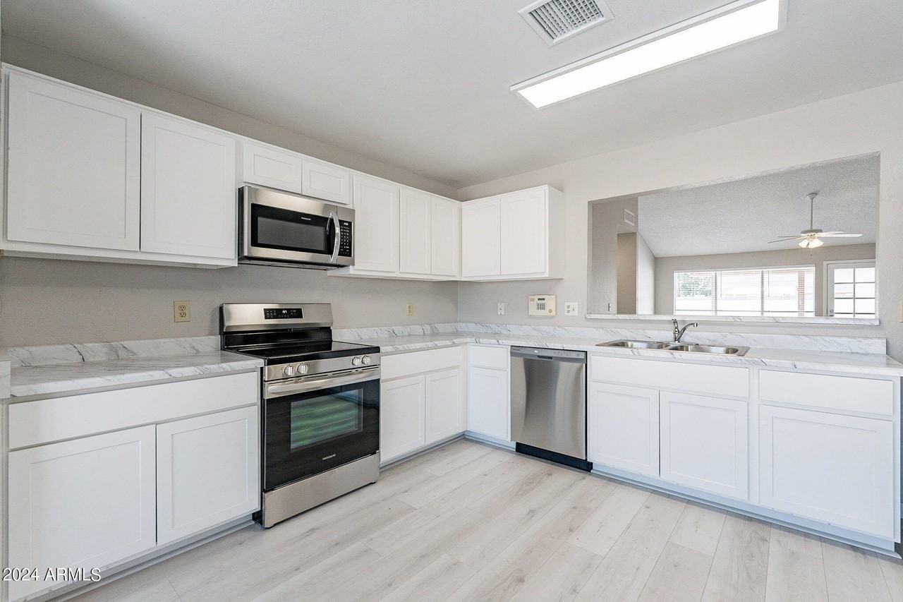 11926 N 78th Dr - Photo 6 of 36