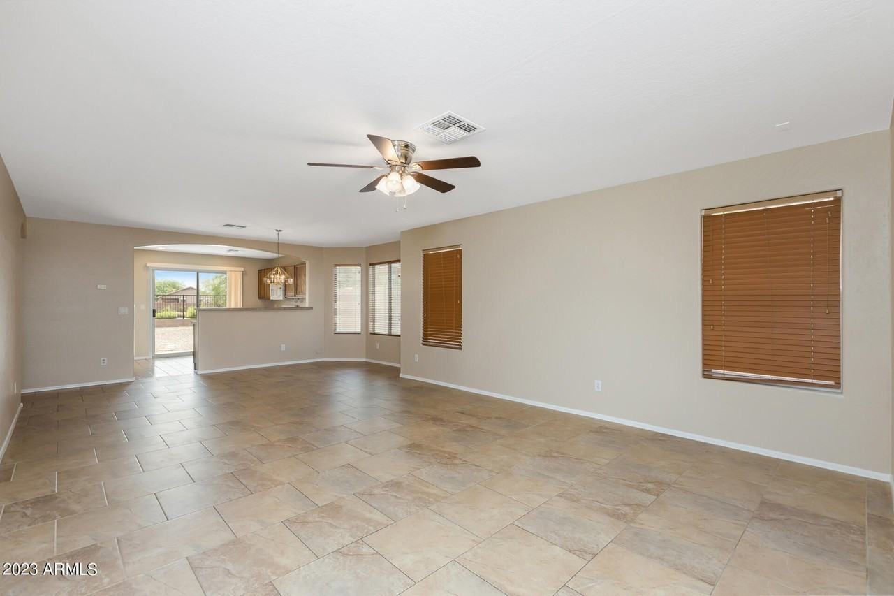 15193 W Adams St - Photo 5 of 31