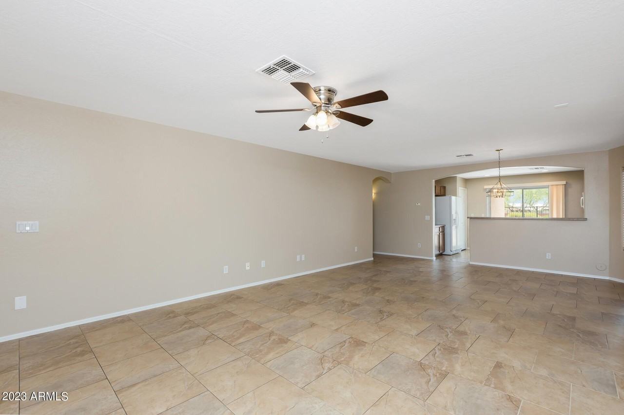 15193 W Adams St - Photo 6 of 31
