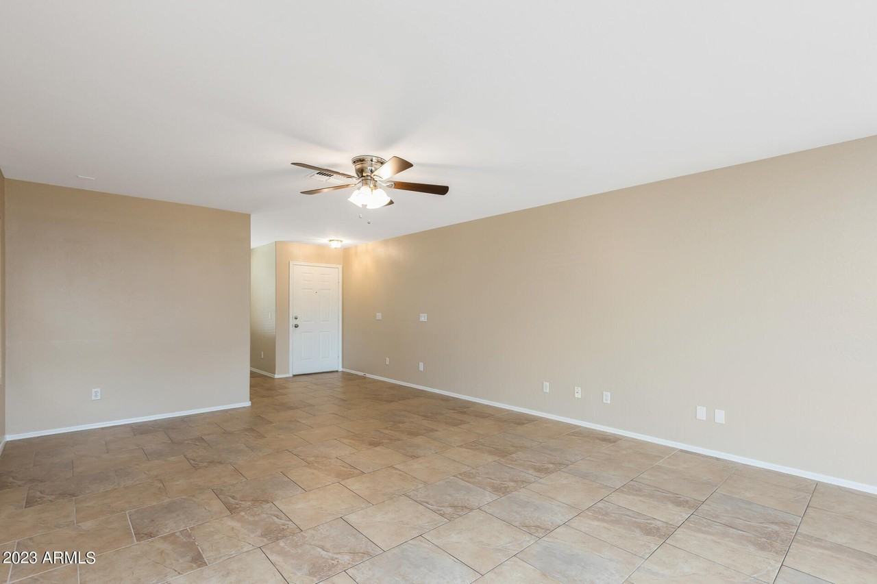 15193 W Adams St - Photo 7 of 31