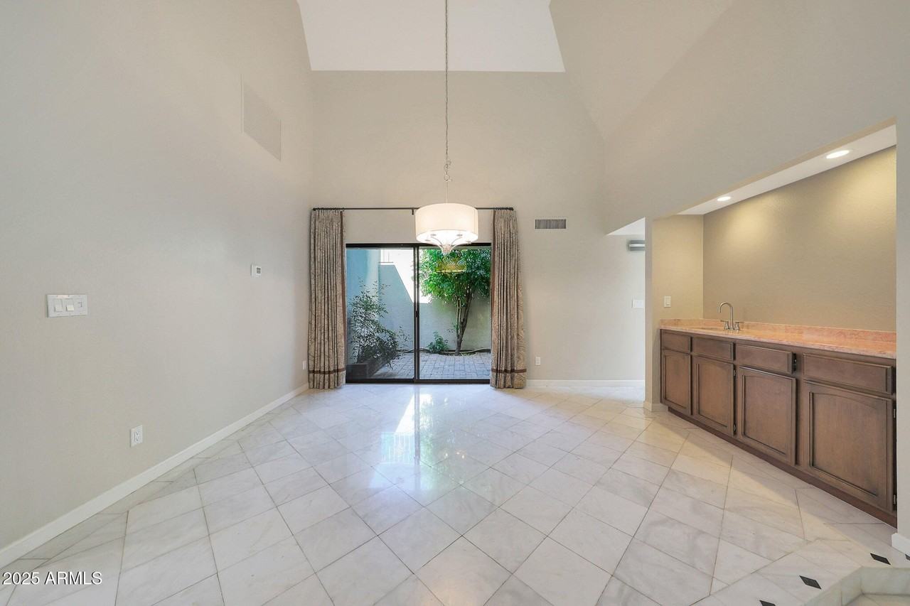 2422 E Oregon Ave - Photo 5 of 27