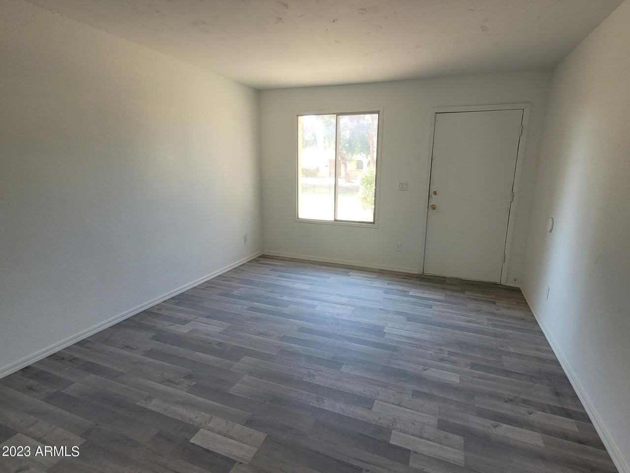 4667 N 21st Ave - Photo 5 of 13