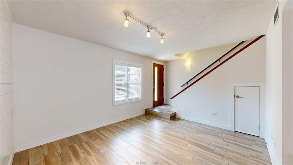 507 Boyett St #B3 - Photo 3 of 26