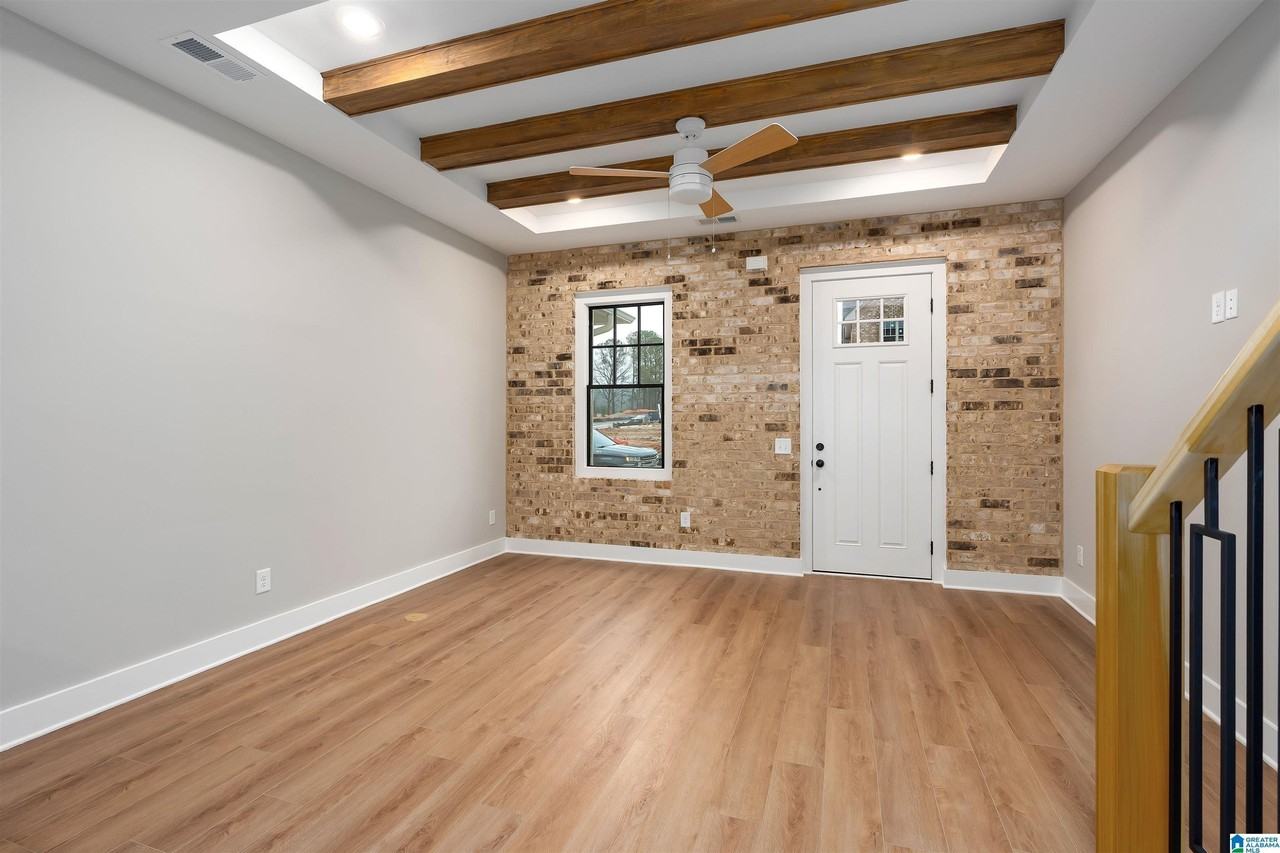1020 Windsor Dr - Photo 5 of 28