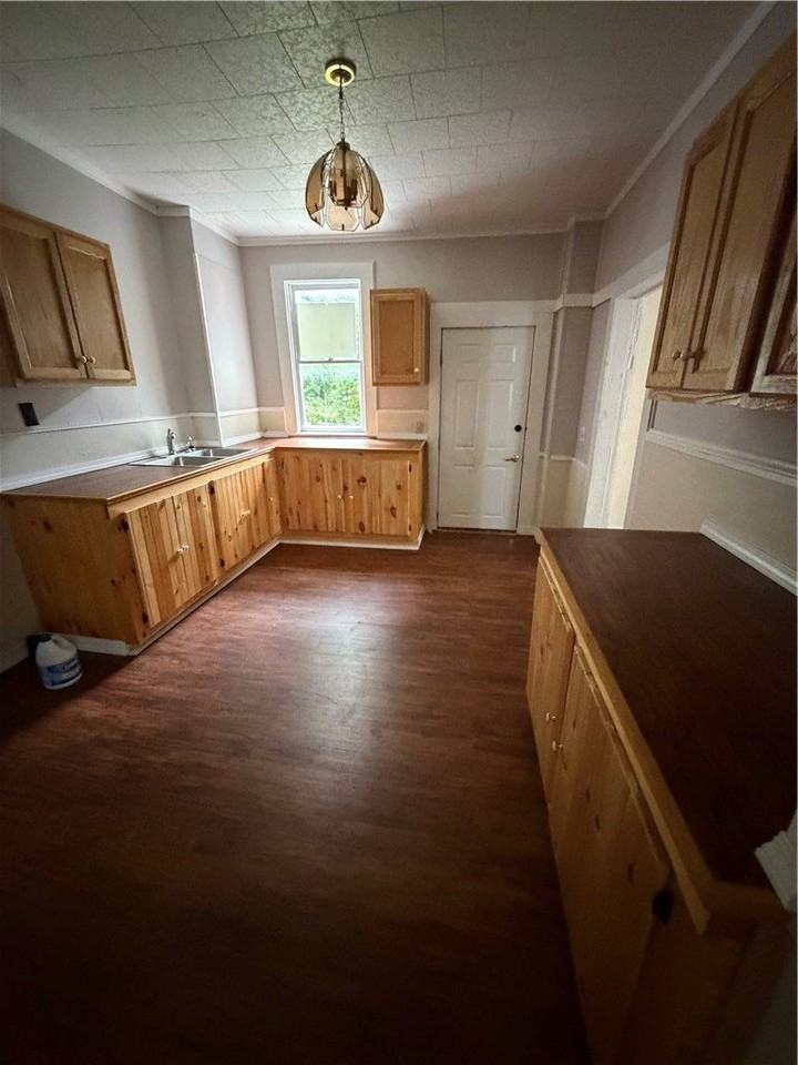 1103 Oak St - Photo 2 of 8